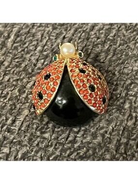 𝅺HATTIE CARNEGIE vintage ladybug pin